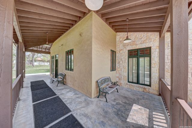 1104-B Lois St, Kerrville, TX 78028