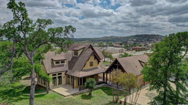 1104-B Lois St, Kerrville, TX 78028