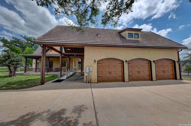 1104-B Lois St, Kerrville, TX 78028