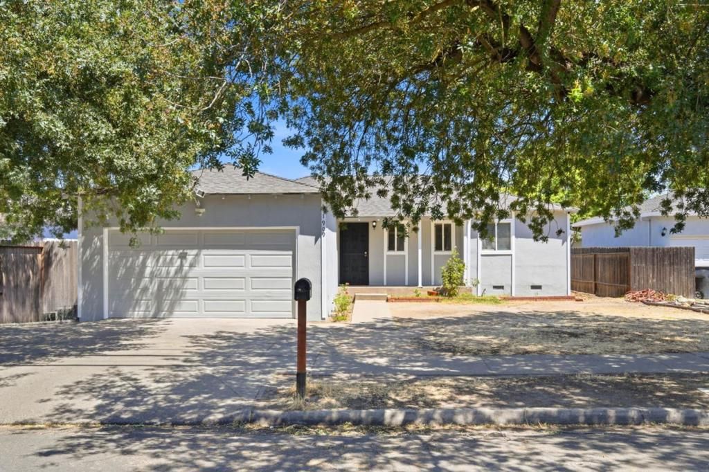 Image 2 of property listing at 1909 Evergreen Avenue, Modesto, CA 95350