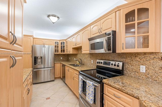 10185 Collins Avenue 521, Bal Harbour, FL 33154