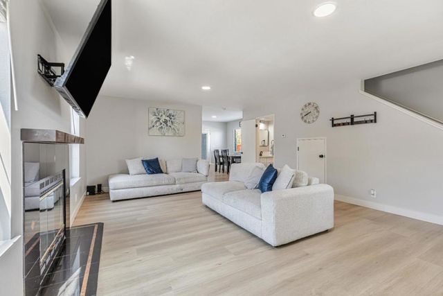 200 Gibson Drive 36, Hollister, CA 95023