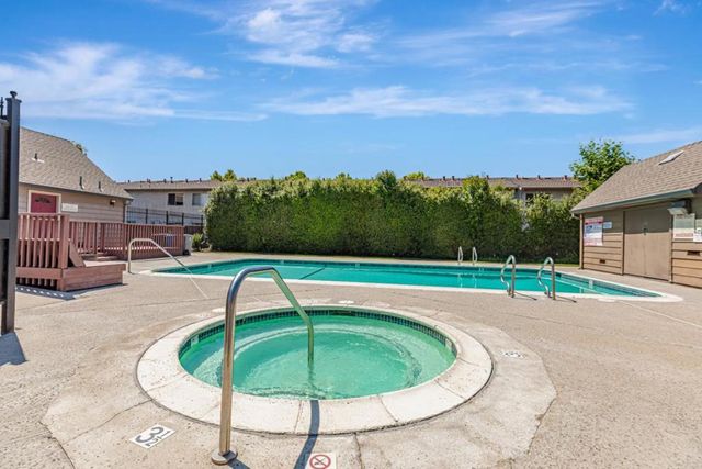 200 Gibson Drive 36, Hollister, CA 95023