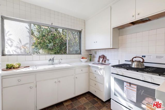 11120 Queensland Street C26, Los Angeles, CA 90034