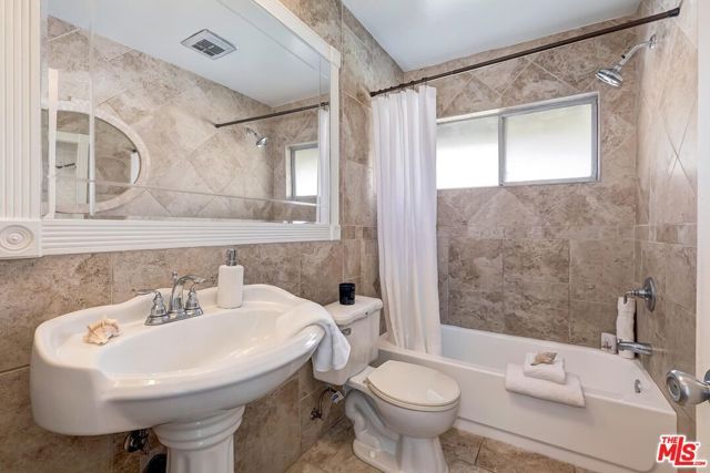 11120 Queensland Street C26, Los Angeles, CA 90034