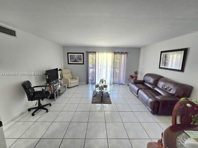 10375 N Kendall Dr J7, Miami, FL 33176