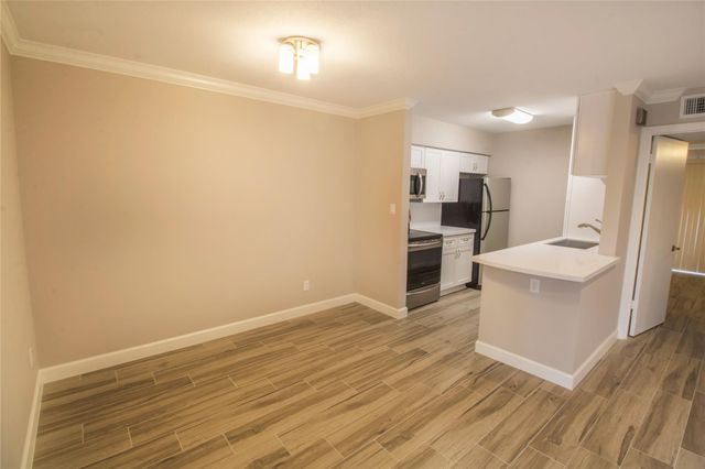 2121 Fountain View Drive 25, Houston, TX 77057