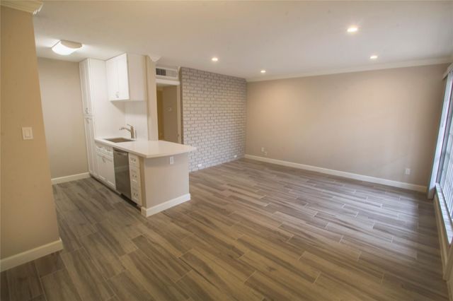 2121 Fountain View Drive 25, Houston, TX 77057