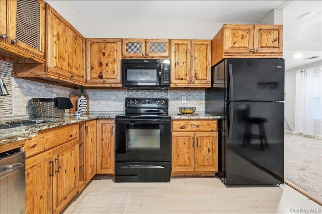 175 Main Avenue 158, Wheatley Heights, NY 11798