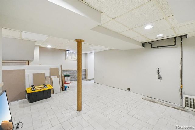 15418 Oceana Avenue, Allen Park, MI 48101