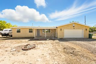 2712 Della Road SW, Albuquerque, NM 87105