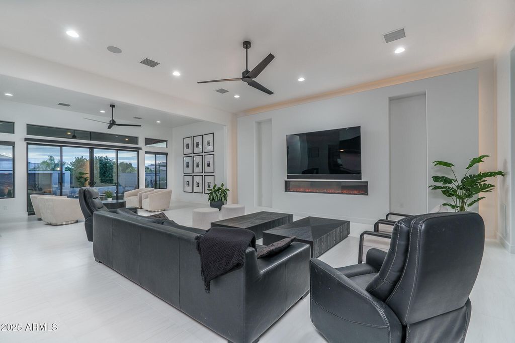 Image 9 of property listing at 16033 W CINNABAR Court, Waddell, AZ 85355