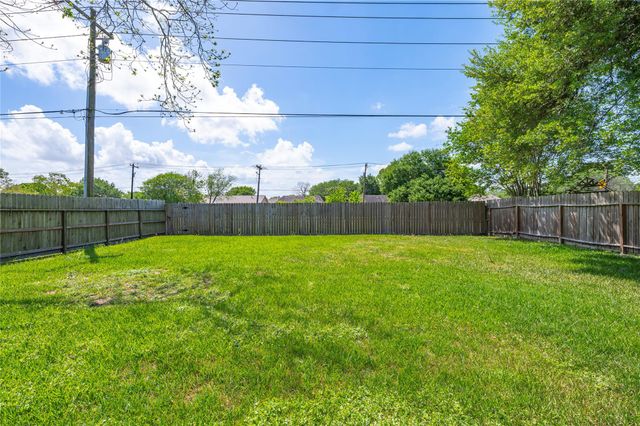 1911 Edinburg Avenue, League City, TX 77573