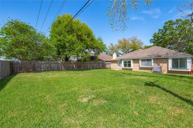 1911 Edinburg Avenue, League City, TX 77573