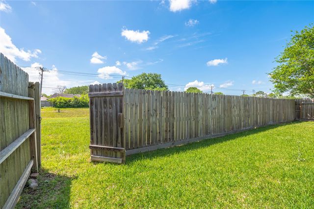 1911 Edinburg Avenue, League City, TX 77573