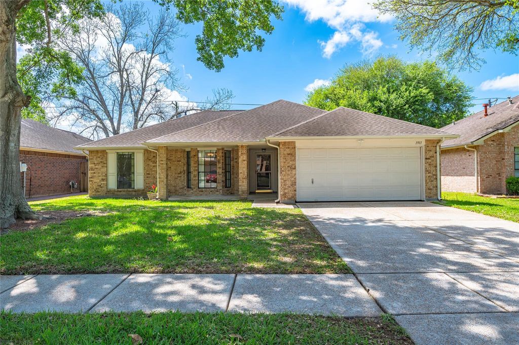 1911 Edinburg Avenue, League City, TX 77573