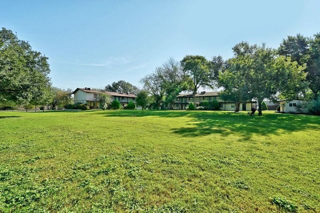 711 Eberhart LN 202, Austin, TX 78745