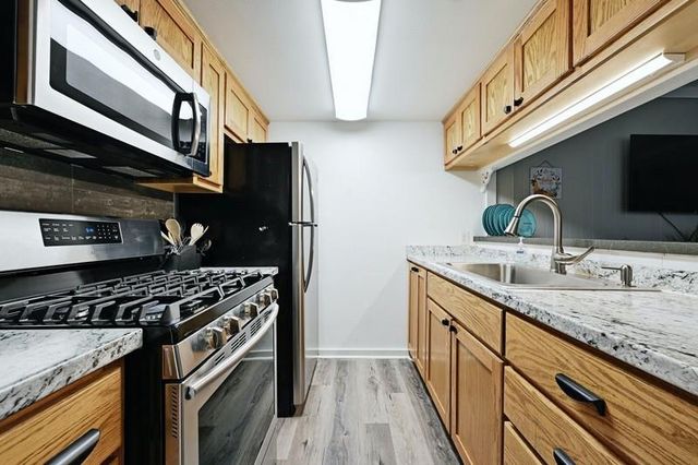 711 Eberhart LN 202, Austin, TX 78745