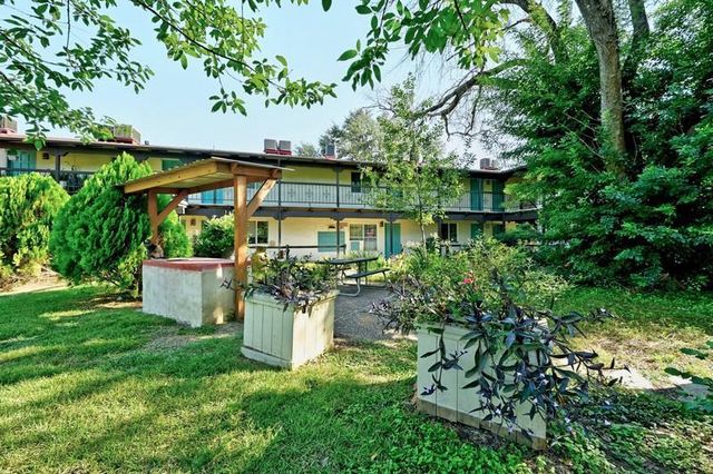 711 Eberhart LN 202, Austin, TX 78745