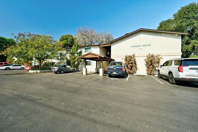 711 Eberhart LN 202, Austin, TX 78745