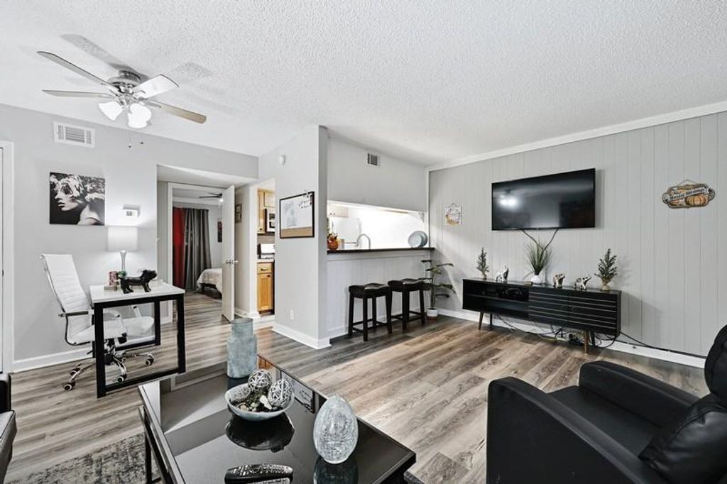 711 Eberhart LN 202, Austin, TX 78745