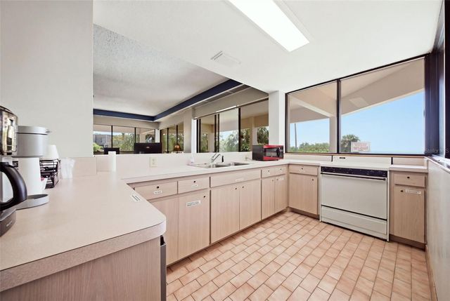 300 S FLORIDA AVENUE 100K, Tarpon Springs, FL 34689