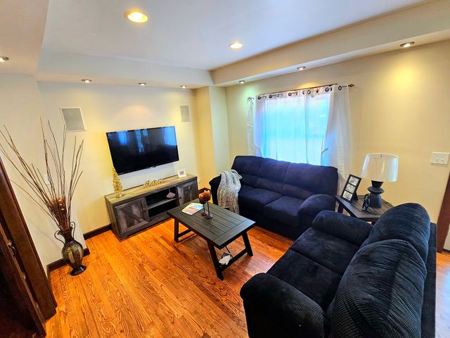 186 N Du Bois Avenue, Elgin, IL 60123