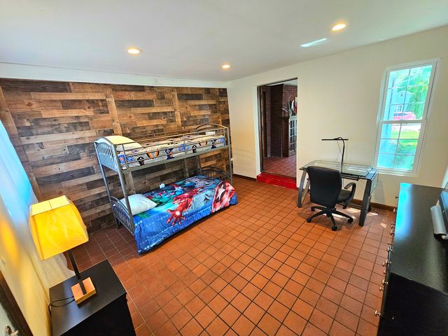 186 N Du Bois Avenue, Elgin, IL 60123