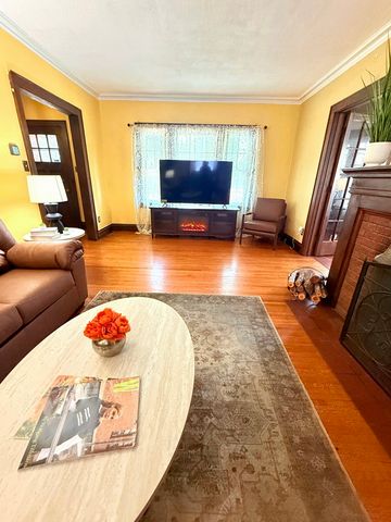 186 N Du Bois Avenue, Elgin, IL 60123