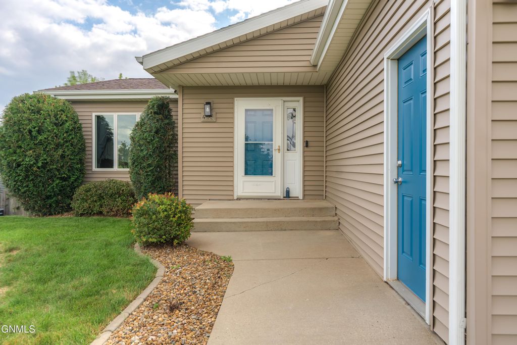 4725 Calgary Avenue E, Bismarck, ND 58503 photo 2