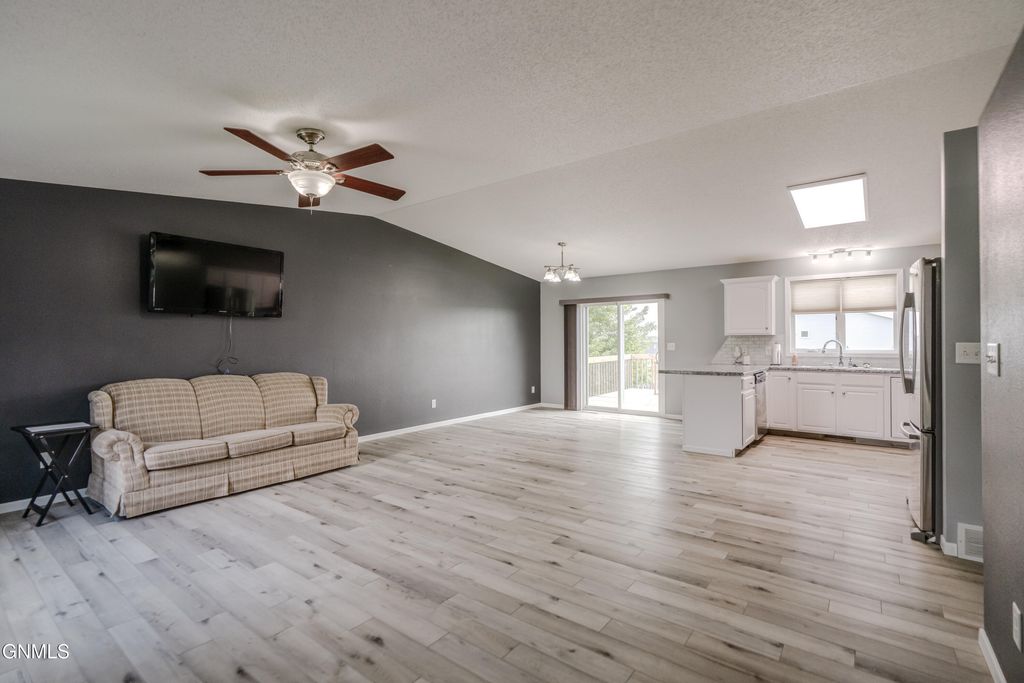 4725 Calgary Avenue E, Bismarck, ND 58503 photo 4