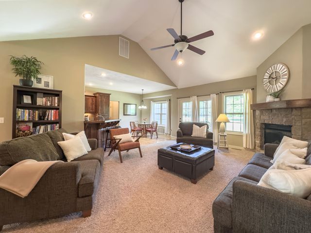 555 E Farm Road 84, Springfield, MO 65803