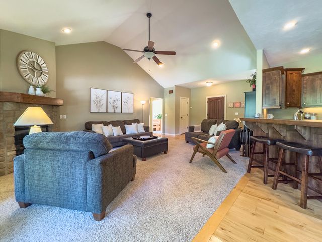 555 E Farm Road 84, Springfield, MO 65803