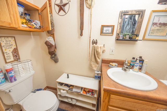 15980 County Road 582, Lacoste, TX 78039