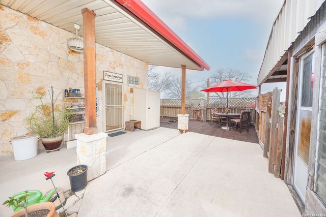 15980 County Road 582, Lacoste, TX 78039