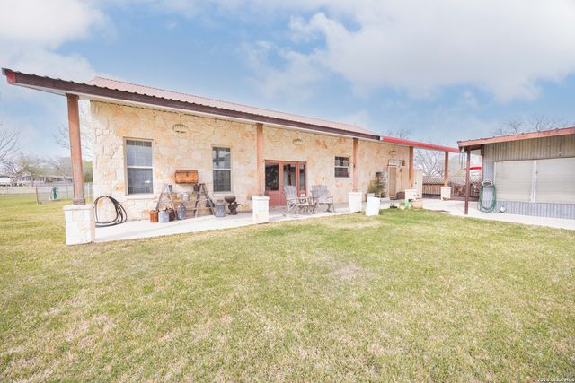 15980 County Road 582, Lacoste, TX 78039