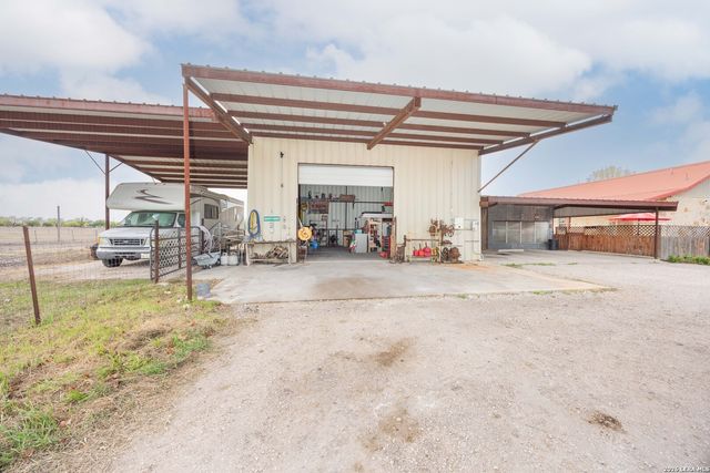 15980 County Road 582, Lacoste, TX 78039