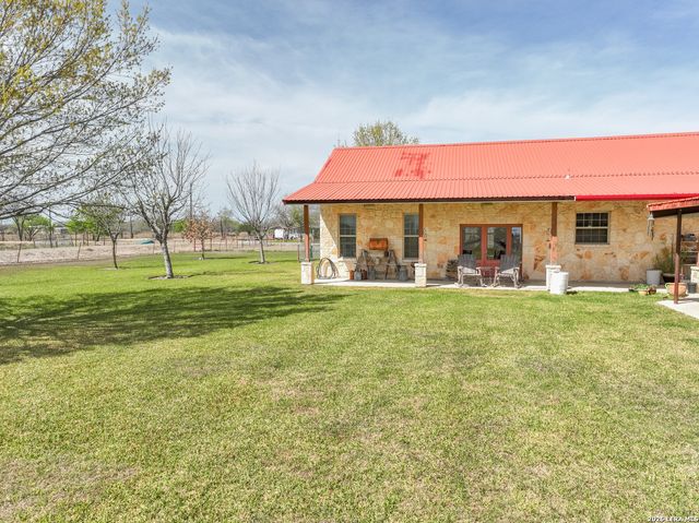 15980 County Road 582, Lacoste, TX 78039
