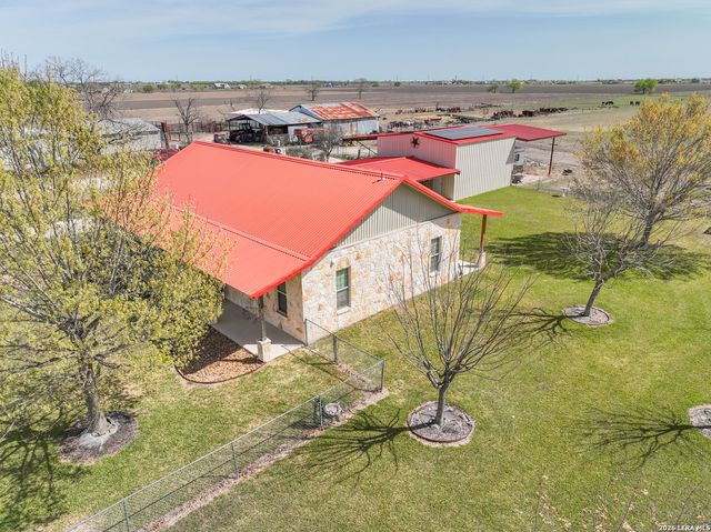 15980 County Road 582, Lacoste, TX 78039