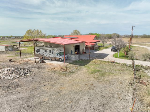 15980 County Road 582, Lacoste, TX 78039