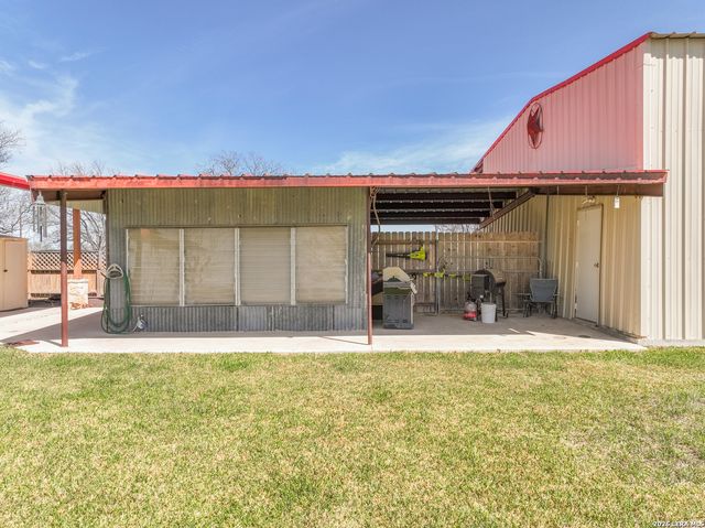 15980 County Road 582, Lacoste, TX 78039