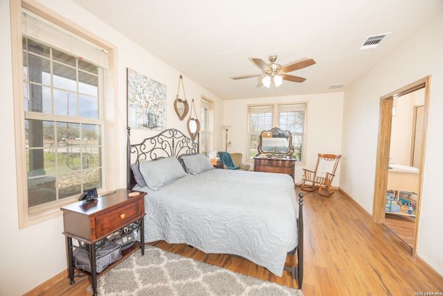 15980 County Road 582, Lacoste, TX 78039