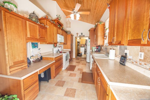 15980 County Road 582, Lacoste, TX 78039