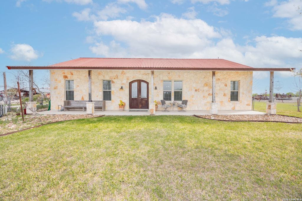 15980 County Road 582, Lacoste, TX 78039