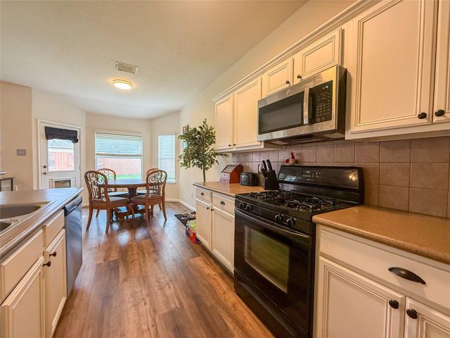 6009 Village Grove Drive, Pearland, TX 77581