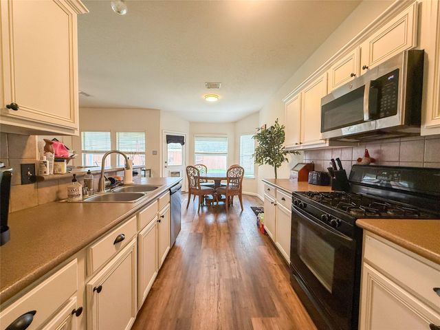 6009 Village Grove Drive, Pearland, TX 77581