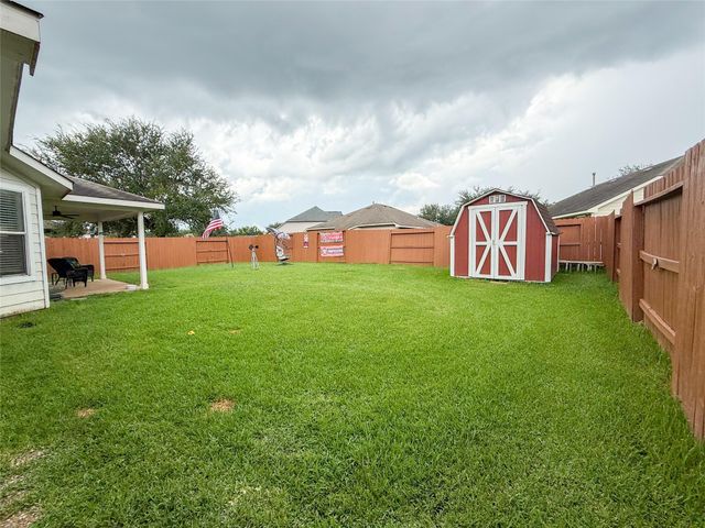 6009 Village Grove Drive, Pearland, TX 77581