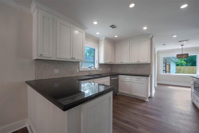 402 Forest Lake Drive, Seabrook, TX 77586