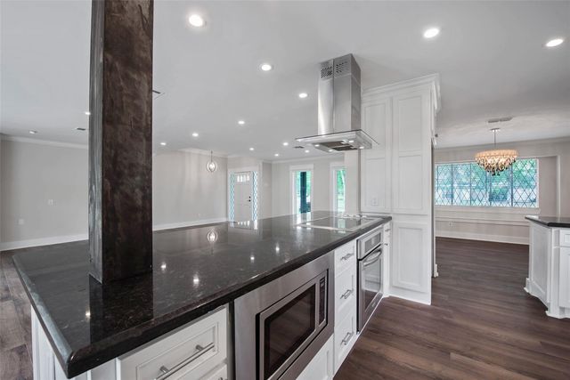 402 Forest Lake Drive, Seabrook, TX 77586