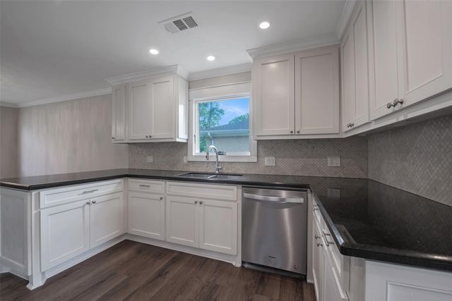 402 Forest Lake Drive, Seabrook, TX 77586